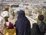Varias mujeres con niqab contemplan Barcelona desde el mirador del Museo de Arte Nacional de Cataluña (MNAC), en la montaña de Montjuïc.