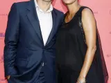 Fotografía de archivo de 2013 de la actriz estadounidense Halle Berry (d) con el actor francés Olivier Martinez (i), posando durante un evento del festival de cine Champs Elysées en París (Francia).