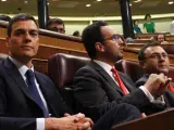 Pedro Sánchez y Antonio Hernando, del PSOE, en el Congreso de los Diputados.