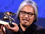 El director filipino Lav Diaz recoge el León de Oro en Venecia por su película 'The woman who left'.