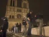 Policía armada frente a la catedral de Notre-Dame.