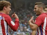 El centrocampista del Atlético de Madrid Koke celebra con el delantero francés Antoine Griezmann uno de los goles del Atlético en Vigo.