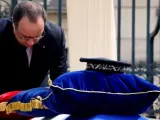El presidente francés, François Hollande, presenta sus respetos a la pareja de policías que fue asesinada por un yihadista del Estado Islámico.