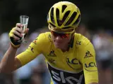Chris Froome celebrando su tercer Tour de Francia con una copa de champán.