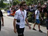 El piloto español de Fórmula 1 Fernando Alonso, de la escudería McLaren, a su llegada al parque de garajes antes de la segunda sesión de entrenamientos del Gran Premio de Fórmula Uno de Singapur.