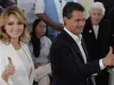 El presidente de México, Enrique Peña Nieto, y su esposa Ángelica Rivera votan en Ciudad de México.