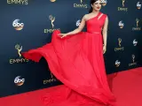 La actriz y cantante india Priyanka Chopra posa con un elegante traje de noche rojo a juego con la alfombra de los Emmy 2016.
