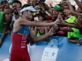El español Mario Mola saluda al público al ganar la competencia del mundial de triatlón en la isla de Cozumel (México).