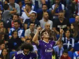 James celebra el gol del Madrid junto a Marcelo.