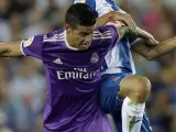 El delantero del RCD Espanyol Gerard Moreno (d) lucha el balón con el centrocampista colombiano del Real Madrid James Rodríguez.