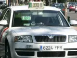 Un taxi circulando por las calles de la capital.