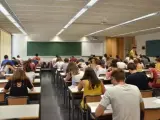 Alumnos haciendo un examen.
