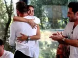 Los cantantes Chenoa y David Bisbal se abrazan junto a sus excompañeros de 'Operación Triunfo'