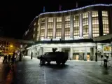 Un vehículo militar permanece frente a la estación Central de Bruselas como parte de las medidas tomadas por las autoridades tras elevar la alerta máxima en la capital belga.