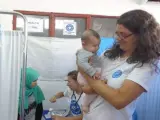 María García de Frutos, al fondo, en la clínica del campamento de refugiados