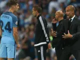 Pep Guardiola, entrenador del Manchester City, dando instrucciones a un jugador.
