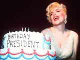 Gennifer Flowers, la supuesta examante de Bill Clinton que Trump quiere llevar al debate presidencial, disfrazada de Marilyn Monroe para cantar el cumpleaños feliz.