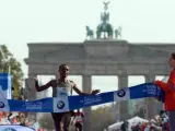 El etíope Kenesisa Bekele ganó la edición número 43 del maratón de Berlín con un tiempo de 2:03:03, imponiéndose en el tramo final a su principal competidor en la carrera, el keniano Wilson Kipsang (2:03:13).