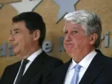 Arturo Fernández (d), junto al presidente de la Comunidad de Madrid, Ignacio González, durante un acto público cuando era presidente de la patronal regional.