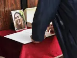 Un hombre firma en el libro de condolencias durante el funeral de María Villar.