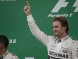 El piloto alemán Nico Rosberg (d) de la escudería Mercedes, y su compañero, el británico Lewis Hamilton (i).