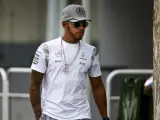 El piloto británico de la escudería Mercedes AMG Lewis Hamilton pasea por el "paddock" del Gran Premio de Fórmula Uno en Sepang.