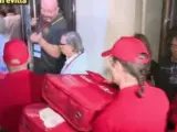 Momento en el que repartidores de pizzas llegan a la sede del PSOE en Ferraz.