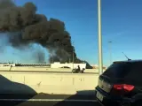 Columna de humo por un incendio en unas cocheras de la EMT de Madrid.