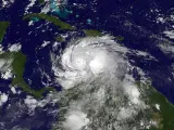 El ojo del huracán de categoría 4 Matthew, que continúa su desplazamiento por el sur y centro del Caribe en su ruta hacia Jamaica, Haití y el este de Cuba.