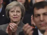 La primera ministra británica, Theresa May (c), aplaude durante el discurso del ministro británico de Economía, Philip Hammond (no visible en la foto) en el congreso anual del Partido Conservador en Birmingham, Reino Unido, este lunes 3 de octubre de 2016.