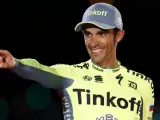 El ciclista español del equipo Tinkoff, Alberto Contador en el podio tras proclamarse el ciclista mas combativo en la Vuelta Ciclista a España 2016.