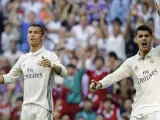 Los delanteros del Real Madrid, Álvaro Morata (d) y Cristiano Ronaldo (i), reclaman al árbitro en una jugada del encuentro frente al Eibar.