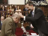 El escritor Juan Goytisolo recibe el Premio Cervantes de manos del rey Felipe VI en el paraninfo de la Universidad de Alcalá de Henares.