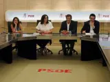 La gestora del PSOE, con el asturiano Javier Fernández (centro) a la cabeza, durante su primera reunión.