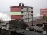 Vista de olas producidas por Matthew rompiendo contra el litoral, desde una parte de la ciudad de Baracoa, en Guantánamo (Cuba).