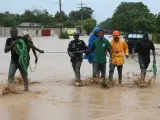 Personal de emergencias trabaja durante el paso del huracán Matthew, en Font Parissienne (Haití).