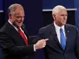 Los candidatos a la vicepresidencia de EE UU, el republicano Mike Pence (dcha) y el demócrata Tim Kaine (izq).