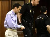 José Bretón, trasladado por dos policías tras una vista en el juzgado.