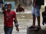 Dominicanos afectados por inundaciones por el paso del huracán Matthew en Santo Domingo.