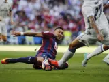 El delantero del Eibar Sergi Enrich (i) pelea un balón con el defensa brasileño del Real Madrid Danilo.
