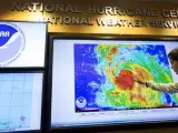 María Torres, meteoróloga del Centro Nacional de Huracanes de EE UU, muestra una imagen de radar con la previsión del paso del huracán Matthew en Miami Gardens.