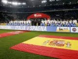 Los jugadores de Italia y España forman antes del partido entre ambos de la fase de clasificación para el Mundial.