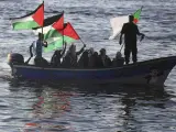 Varias mujeres palestinas ondean su bandera nacional en solidaridad con la coalición Flotilla de la Libertad cerca del puerto de Gaza.