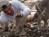 Frank Cuesta en Australia con unos kanguros.