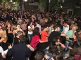 Jóvenes bailando en una verbena de las Fiestas del Pilar 2016.