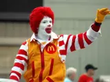 Ronald McDonald, payaso de la empresa de comida rápida.