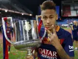 Neymar con la Copa del Rey.