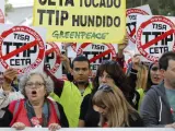 Unas 20.000 personas, según los organizadores, se han manifestado en Madrid para reclamar un sistema político y económico que "garantice la equidad y los derechos de todas las personas en el mundo sin dejar nadie atrás", y exigir la paralización de tratados de libre comercio como el CETA y el TTIP.