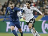 Karim Benzema y Sami Khedira en un amistoso entre Francia y Alemania.