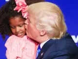 Donald Trump besa a una niña en un mitin en Green Bay, Wisconsin.